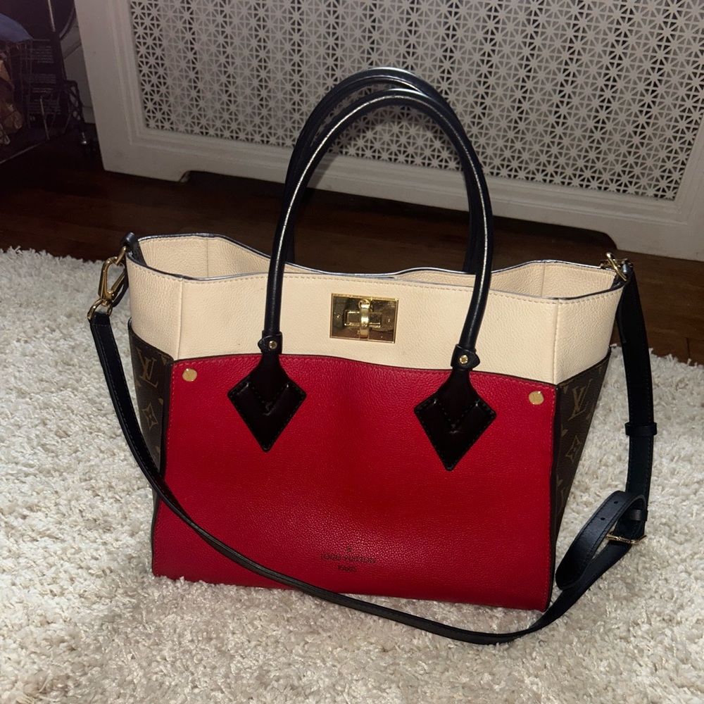 Authentic Louis Vuitton Purse On My Side